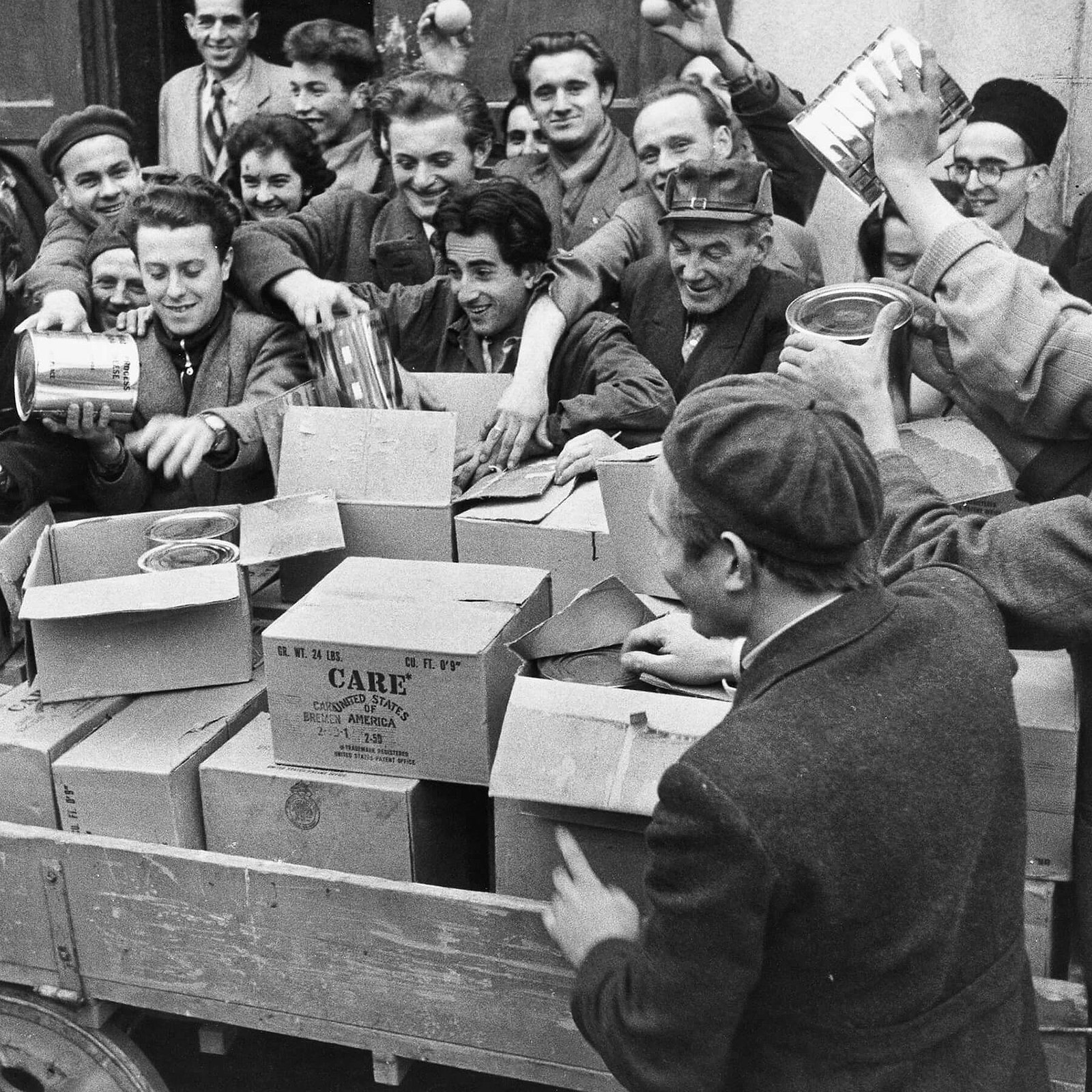 Care Pakete werden im Rahmen der Ungarnhilfe verteilt. 1956, CARE